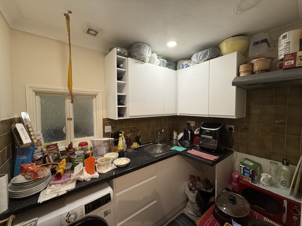 Lot: 70 - TWO-BEDROOM FLAT FOR INVESTMENT - Modern fitted kitchen